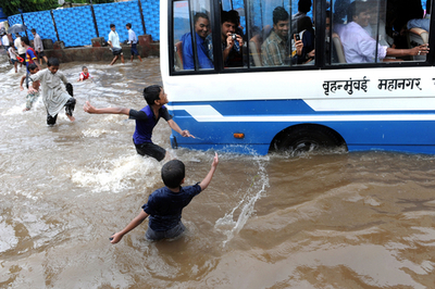 ムンバイで豪雨、道路や民家が冠水