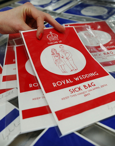 英王子の結婚報道に吐き気を催したら「ご成婚記念エチケット袋」