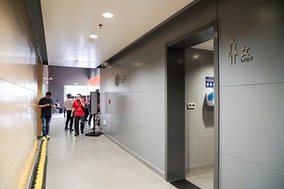 従業員が長時間トイレにとどまり解雇され損害賠償を請求 中国