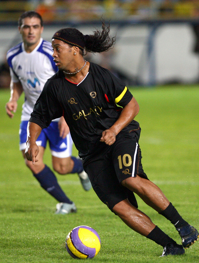 ロナウジーニョとメッシによる親善試合が開催される