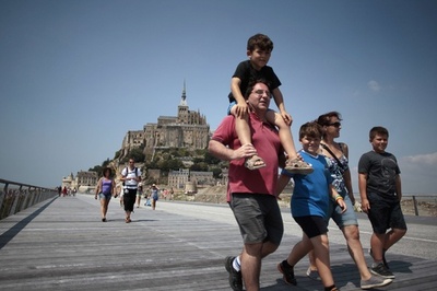 仏モンサンミッシェルに新たな橋が開通