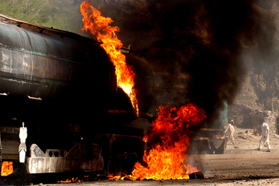パキスタン国境でタンクローリー36台爆破、約100人負傷