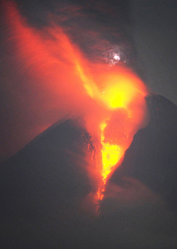 ムラピ山で最大の噴火、49人死亡 18キロ離れた村も被害