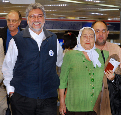 パラグアイ大統領選の投票始まる、野党の元司祭が優勢