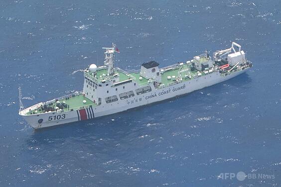 中国海警、領有権争う海域で転覆船からフィリピン人船員を救助