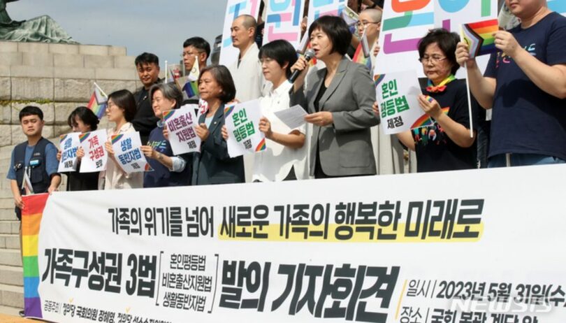 記者会見で発言する正義党のイ・ジョンミ代表(c)NEWSIS