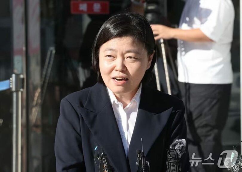 出勤時に報道陣の質問に答えるイム・ウンジョン光州地方重大犯罪捜査庁長＝2026年10月6日(c)news1