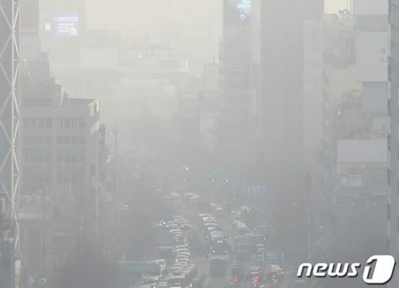 9日、PM2.5が悪い水準を見せた9日午前、ソウル鍾路区のソウル市教育庁から眺めた都心がぼやけている(c)news1