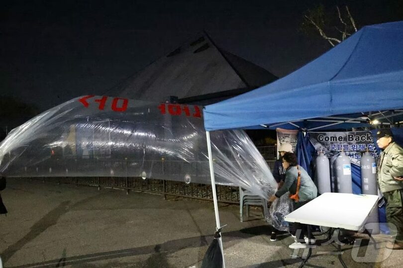 2025年4月27日、京畿道坡州市で北朝鮮向けビラを飛ばす準備をする脱北者家族会のメンバー＝脱北者家族会提供(c)news1