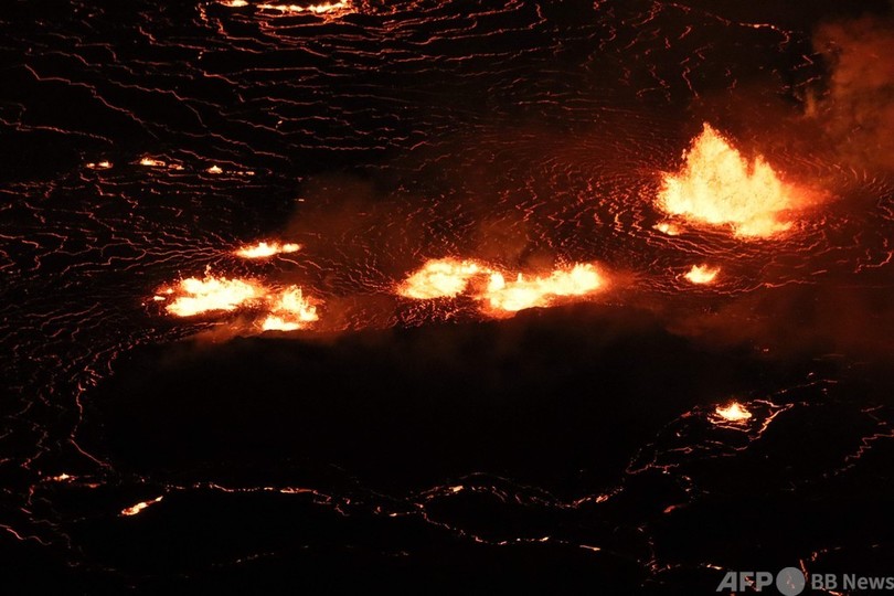 ハワイ・キラウエア山も噴火 溶岩「5階建てビルの高さに」