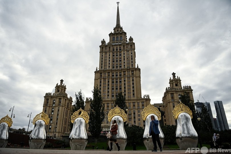 銀のボディーに金の頭飾り シックなマトリョーシカ登場 ロシア