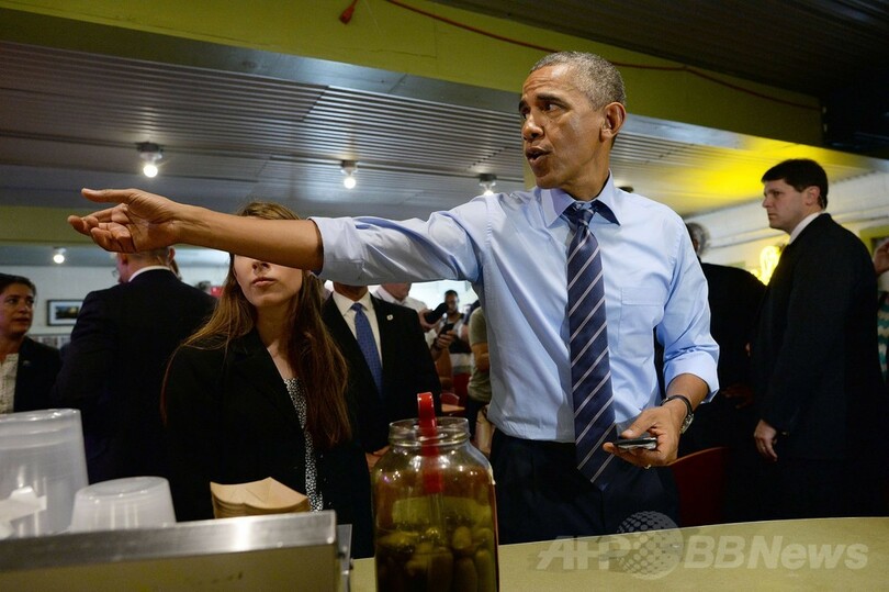 オバマ米大統領、行列割り込みで予想外の大出費
