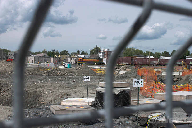 カナダ原油輸送列車脱線から1年、復興計画に揺れる住民たち