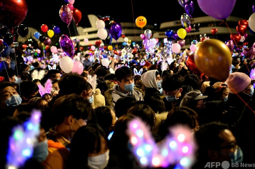 コロナ初確認の武漢の年越し 大群衆が歓声 中国 写真10枚 国際ニュース Afpbb News