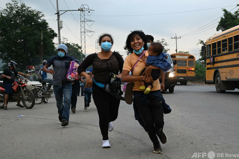 ホンジュラスから米国目指す、移民ら4500人 グアテマラ入り