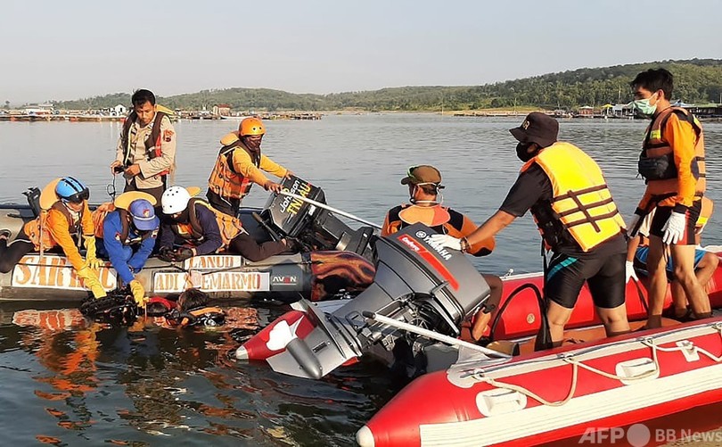 セルフィー撮影中に波止場倒壊、家族5人水死 インドネシア