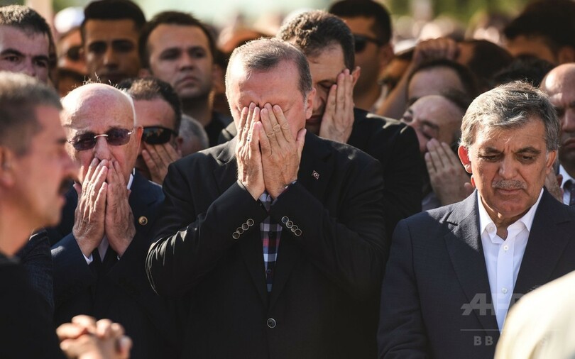 トルコ大統領が涙の弔辞 クーデターで死亡の旧友葬儀で