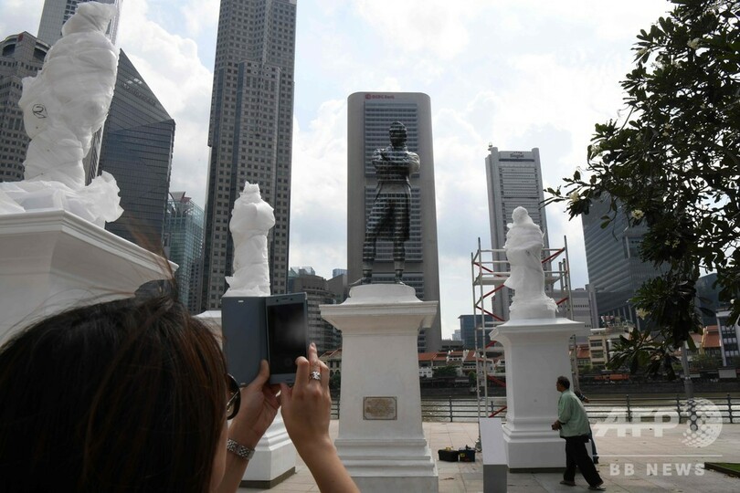 ラッフルズ像が消えた？ 上陸200年記念アート シンガポール