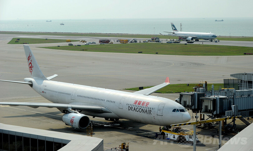 香港便の乗客250人、嵐に阻まれ滑走路で一夜