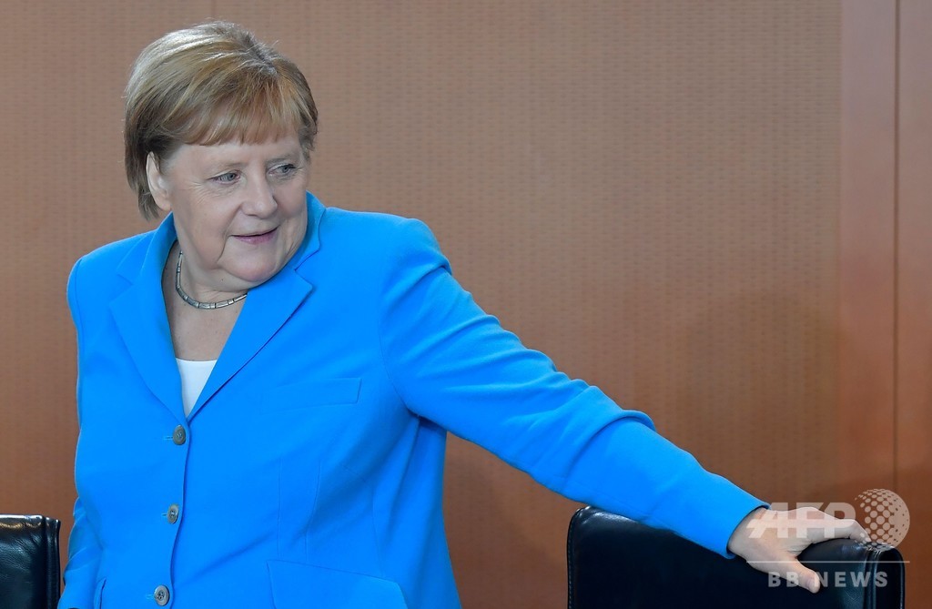 メルケル首相の震え、ドイツ人の6割は「個人の問題」と認識 世論調査 メルケル首相の震え、ドイツ人の6割は「個人の問題」と認識 世論調査