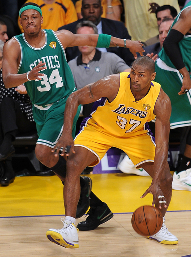 レイカーズ セルティックスに先勝、コービー30得点、NBAファイナル