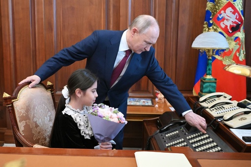 プーチン氏、8歳少女と大統領府で面会 花束贈り談笑 写真13枚 国際