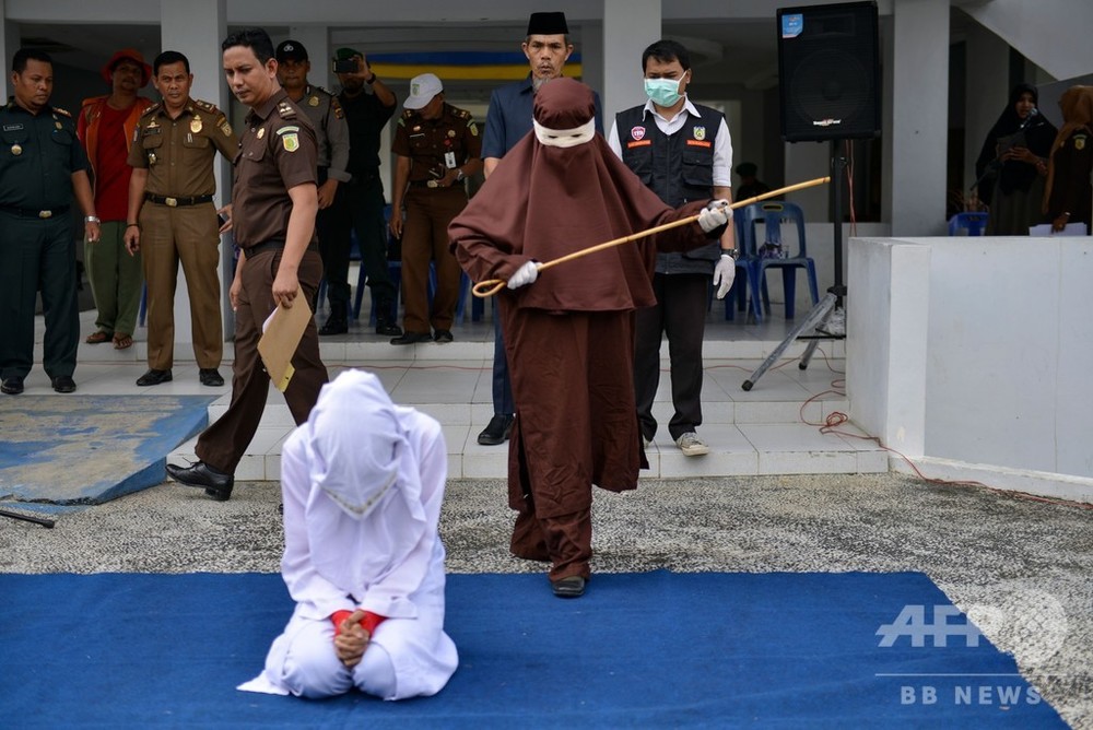 むち打ち刑に初の女性執行部隊 インドネシア アチェ州 写真3枚 国際ニュース Afpbb News