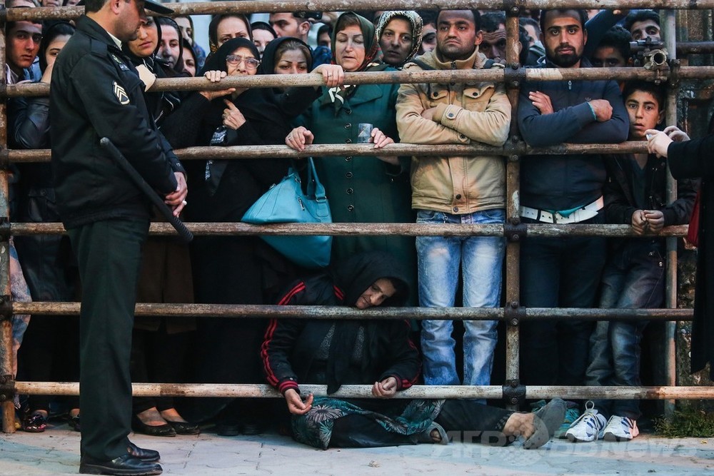 息子を殺された母親、執行直前の死刑囚を免罪 イラン 写真15枚 国際ニュース:AFPBB News