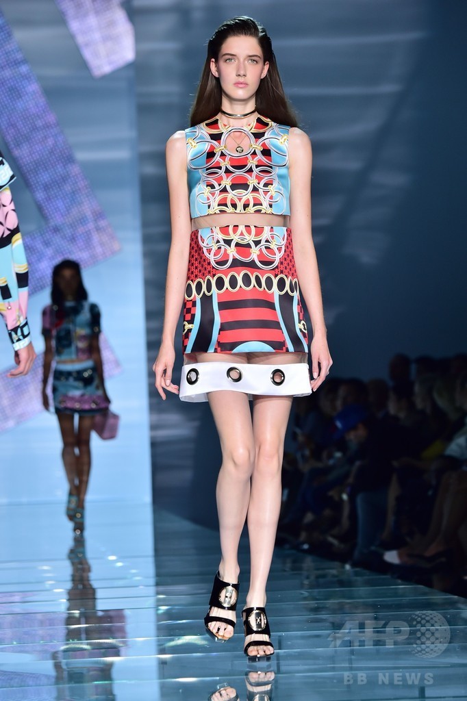 シンプルなシルエットと大胆な色使い、「ヴェルサーチ」15年春夏