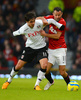 イングランド、FAカップ2012-13（FA Cup 2012-13）は26日、4回戦が行われ、マンチェスター・ユナイテッド（Manchester United）は4-1でフラム（Fulham）を下し、5回戦に進出した。

フラムのブライアン・ルイス（Bryan Ruiz、左）とボールを競るマンチェスター・ユナイテッドのライアン・ギグス（Ryan Giggs、2013年1月26日撮影）。(c)AFP/ANDREW YATES