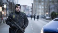 警官らに発砲した男が射殺されたデンマーク・コペンハーゲンのノアポート駅周辺で警備に当たる警察官（2015年2月15日撮影）。(c)AFP/CLAUS BJORN LARSEN