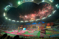 北朝鮮・平壌（Pyongyang）の綾羅島メーデースタジアム（Rungnado May Day Stadium、収容人数15万人）で26日、恒例の「アリラン祭（Arirang Festival）」のマスゲームが行われた。

朝鮮戦争の休戦60周年をテーマに行われる今年のマスゲームには約10万人が参加。一糸乱れぬ体操やダンス、アクロバットなどの集団パフォーマンスや演劇などが披露される（2013年7月26日撮影）。(c)AFP/Ed Jones