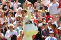  テニス、ウィンブルドン選手権、男子シングルス1回戦。観客に手を振るロジャー・フェデラー（2018年7月2日撮影）。(c)AFP PHOTO / Glyn KIRK
