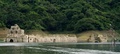 メキシコ南東部のチアパス州で、ダム貯水池の水位が下がり姿を現した使徒サンティアゴ教会。49年前にダム建設で水底に沈んでいた（2015年10月21日撮影）。(c)AFP/Mario Vazquez de la Torre
