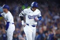 24MLB、ロサンゼルス・ドジャース対アリゾナ・ダイヤモンドバックス。7回に2点本塁打を放ち、ひまわりの種をかけられるロサンゼルス・ドジャースの大谷翔平（2024年7月2日撮影）。(c)Ronald Martinez/Getty Images/AFP