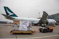 香港国際空港に到着した米製薬大手ファイザーと独製薬ベンチャーのビオンテックが共同開発した新型コロナウイルスワクチン（2021年2月27日撮影）。(c)JEROME FAVRE / POOL / AFP