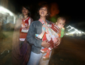 2007年9月13日、インドネシア・北ブンクル（North Bengkulu）地区Ipuhで、余震を感じて戸外に避難する住民。(c)AFP/ADEK BERRY