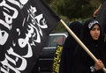 レバノンの首都ベイルート（Beirut）東部のRumyeh刑務所前で、武装組織「ファタハ・イスラム（Fatah al-Islam）」に関連があるとして当局に拘束された約300人の釈放を求めるデモに参加する女性（2008年8月15日撮影）。(c)AFP
