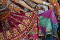 インド西部アーメダバード（Ahmedabad）で、ヒンズー教の祭り「ナブラトリ（Navratri）」のリハーサルが行われ、民族舞踊団が本番と同じ衣装を着けて参加した。

ナブラトリは「9つの夜」を意味し、神々に踊りが捧げられる。16日から24日まで開催予定（2012年10月7日撮影）。(c)AFP/Sam PANTHAKY