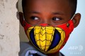 【写真特集】ウイルス対策も工夫次第? 素材も形もさまざまな「マスク」 カンボジア・プノンペンでスパイダーマンをモチーフにしたマスクを着ける男の子(2020年4月14日撮影)。(c)TANG CHHIN Sothy / AFP