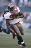 第4QにボールをファンブルするバッカニアーズのRBアーネスト・グレアム（%%Earnest Graham%%）。(c)AFP/Getty Images Otto Greule Jr