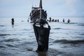 インドネシア・アチェ州で、地元政府から上陸許可が出て浜辺を歩くロヒンギャ難民（2023年11月16日撮影、資料写真）。(c)amanda jufrian / AFP