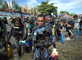 インドネシアの64回目の独立記念日に、北スラウェシ州（North Sulawesi）のマナド（Manado）でギネス世界新記録（Gu0inness Book of World Records）達成に挑戦するスキューバダイバーたち（2009年8月17日撮影）。(c)AFP/Sonny TUMBELAKA