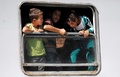 クロアチアとハンガリーの国境近くの駅で、列車の窓から外を見つめるシリア難民たち（2015年9月21日撮影）。(c)AFP