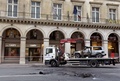 強盗被害に遭ったフランス・パリ（Paris）中心部の高級宝飾店前から撤去される、犯行に使われた車（2013年9月9日撮影）。(c)AFP/MIGUEL MEDINA