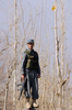 2007年11月24日、アフガニスタンの首都カブール（Kabul）西25キロにあるパグマン（Paghman）で、自爆攻撃の現場付近で警備にあたるアフガニスタン兵士。(c)AFP/MASSOUD Hossaini