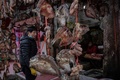 中国・武漢の市場で干し魚を売る人（2021年1月15日撮影、資料写真）。(c)NICOLAS ASFOURI / AFP