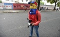 ベネズエラの首都カラカスで、ニコラス・マドゥロ大統領に反対するデモの参加者（2017年6月3日撮影）。(c)AFP/JUAN BARRETO