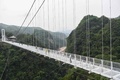 ベトナム北西部ソンラ省モクチャウ県で開通したガラス張りの歩行者専用橋「バクロン」（2022年4月29日撮影）。(c)Nhac NGUYEN / AFP