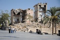 シリア第2の都市アレッポで、壊れた建物の前を歩く人々。プレスツアーの最中に撮影（2019年9月27日撮影）。(c)Maxime POPOV / AFP